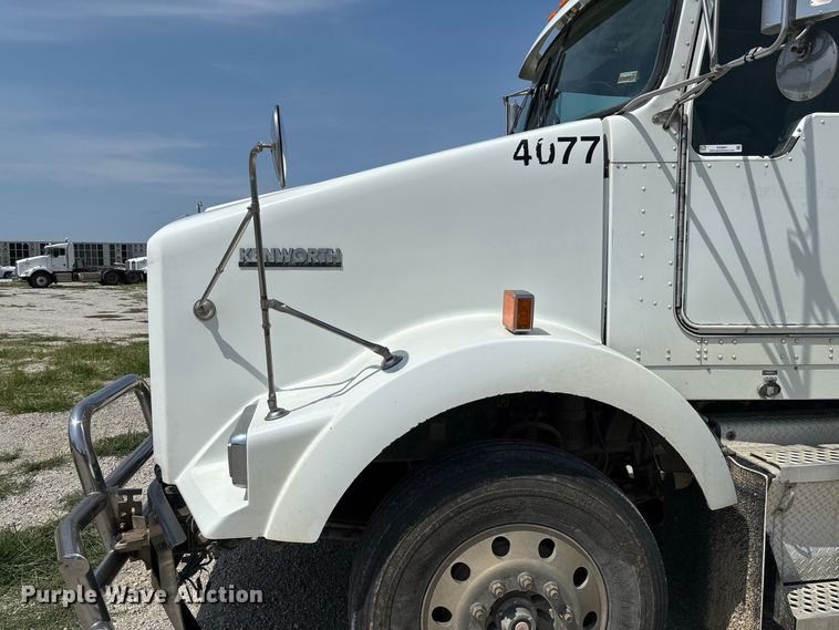 image for item DZ4601 2014 Kenworth T800 semi truck