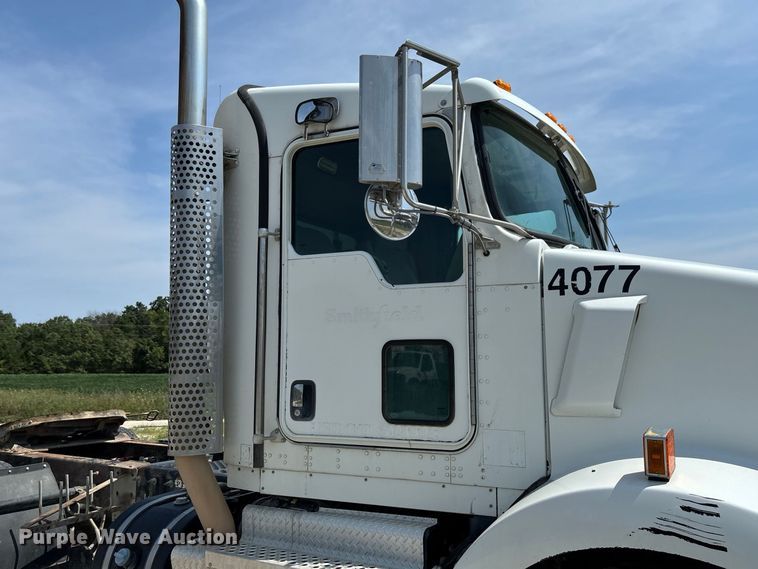 image for item DZ4601 2014 Kenworth T800 semi truck