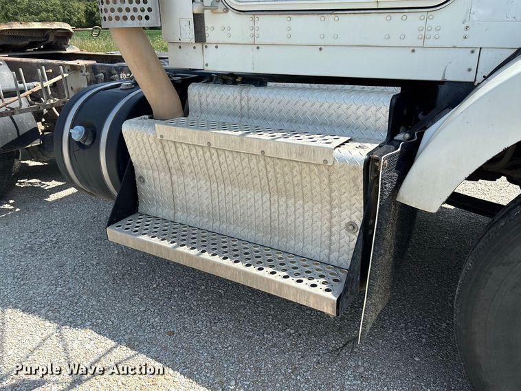 image for item DZ4601 2014 Kenworth T800 semi truck