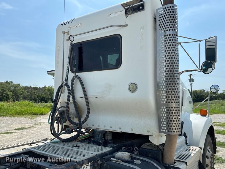 image for item DZ4601 2014 Kenworth T800 semi truck