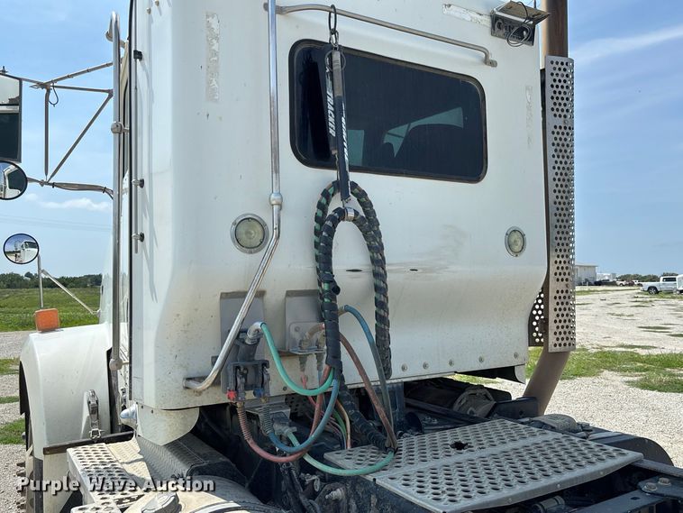image for item DZ4601 2014 Kenworth T800 semi truck