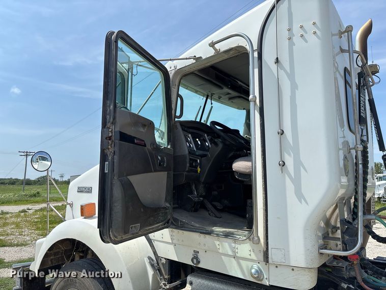image for item DZ4601 2014 Kenworth T800 semi truck