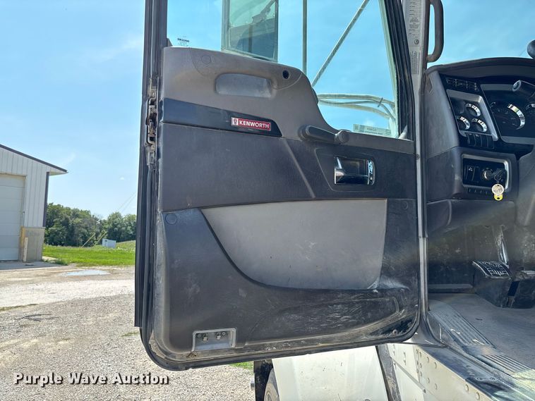 image for item DZ4601 2014 Kenworth T800 semi truck