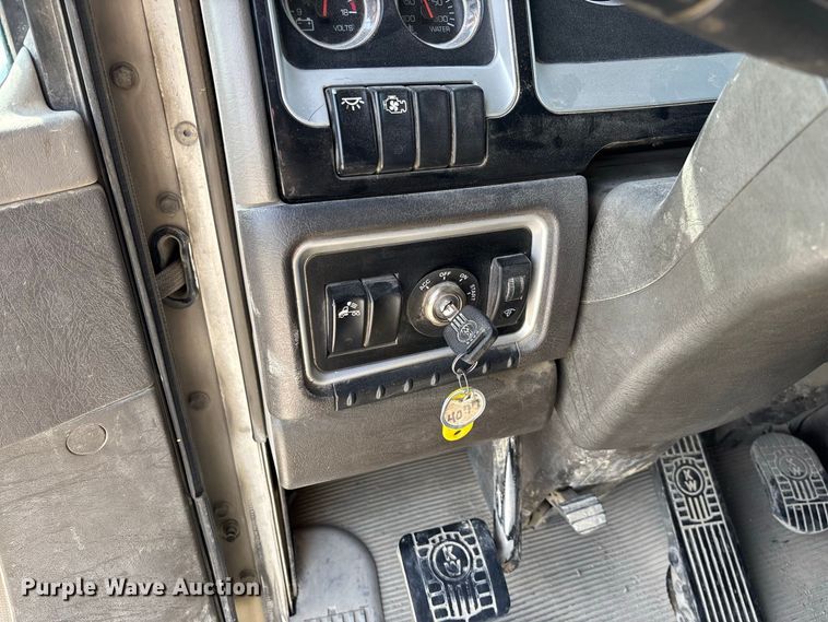 image for item DZ4601 2014 Kenworth T800 semi truck