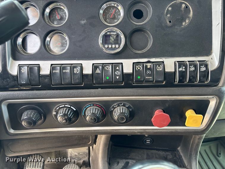image for item DZ4601 2014 Kenworth T800 semi truck