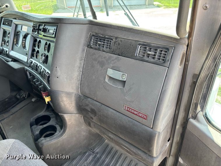 image for item DZ4601 2014 Kenworth T800 semi truck