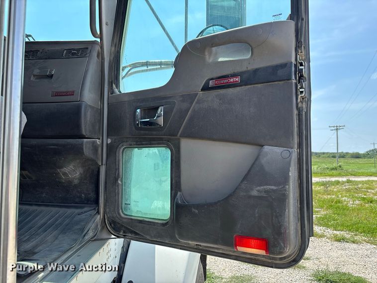 image for item DZ4601 2014 Kenworth T800 semi truck