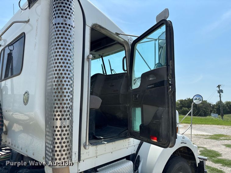 image for item DZ4601 2014 Kenworth T800 semi truck