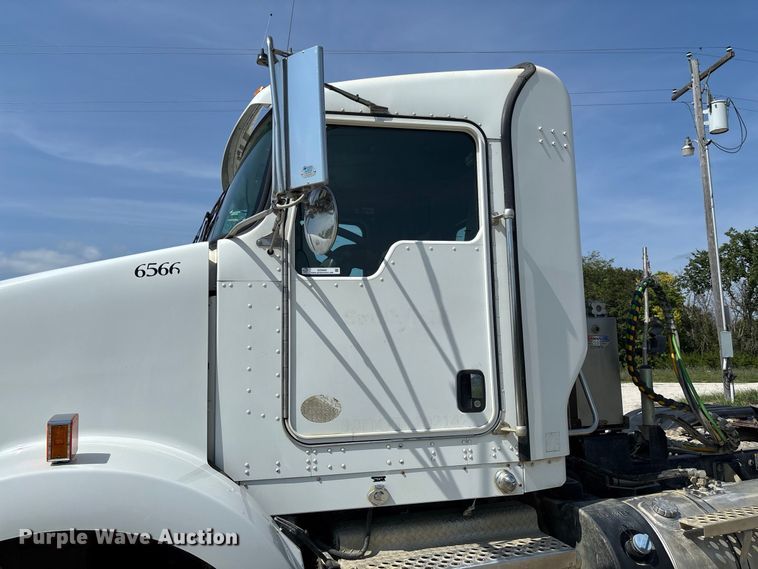 image for item DZ4602 2022 Kenworth T800 semi truck