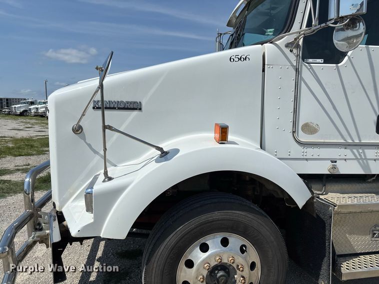 image for item DZ4602 2022 Kenworth T800 semi truck