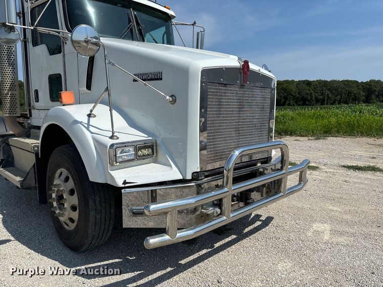 image for item DZ4602 2022 Kenworth T800 semi truck