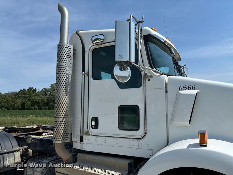 image for item DZ4602 2022 Kenworth T800 semi truck