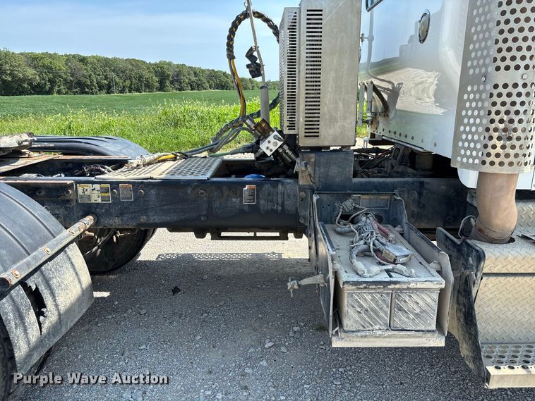 image for item DZ4602 2022 Kenworth T800 semi truck
