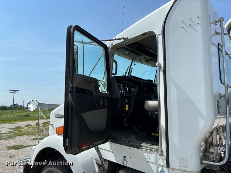 image for item DZ4602 2022 Kenworth T800 semi truck