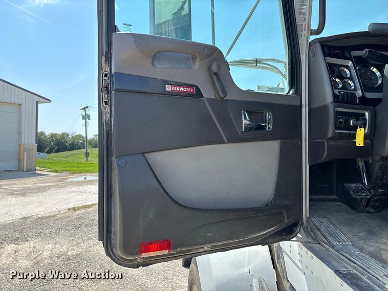 image for item DZ4602 2022 Kenworth T800 semi truck