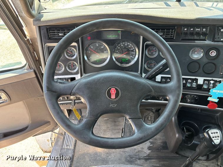 image for item DZ4602 2022 Kenworth T800 semi truck