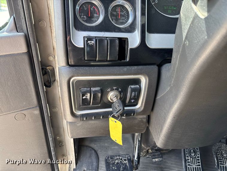 image for item DZ4602 2022 Kenworth T800 semi truck