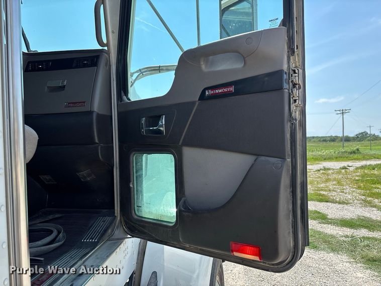 image for item DZ4602 2022 Kenworth T800 semi truck