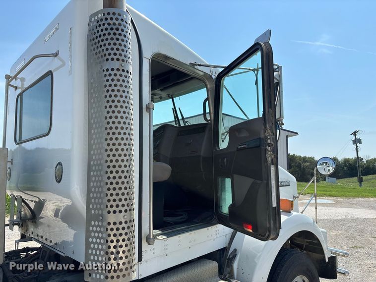 image for item DZ4602 2022 Kenworth T800 semi truck