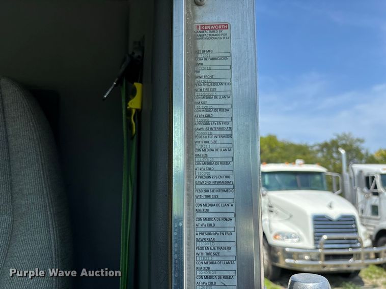 image for item DZ4602 2022 Kenworth T800 semi truck