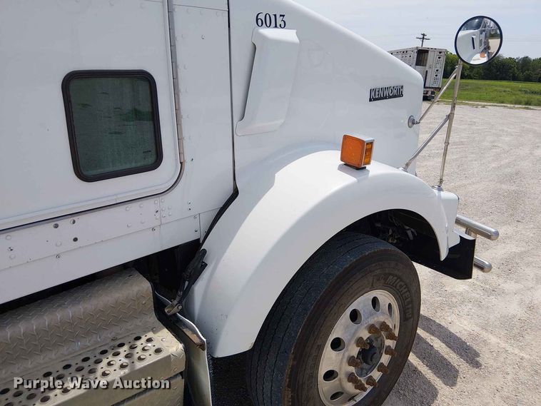 image for item DZ4603 2020 Kenworth T800 semi truck
