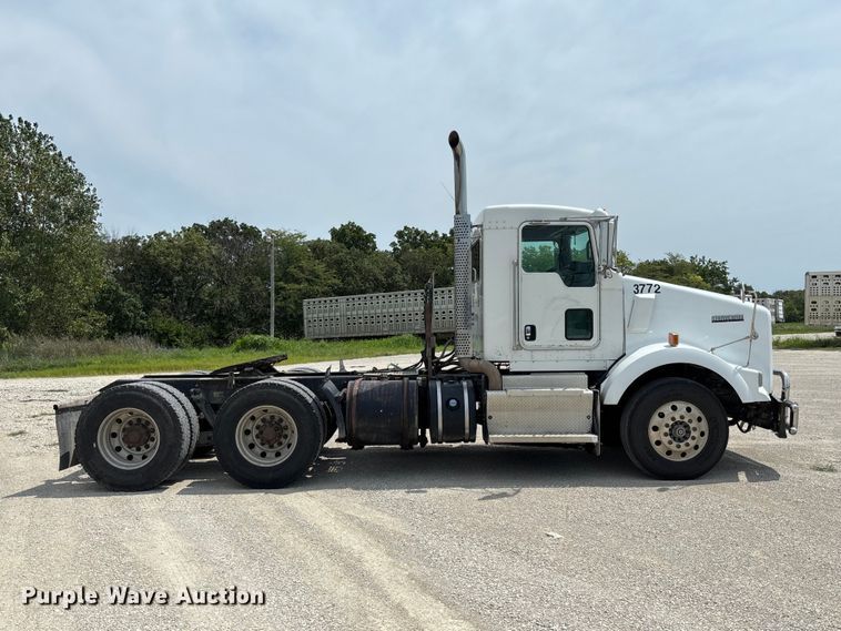 image for item DZ4604 2012 Kenworth T800 semi truck