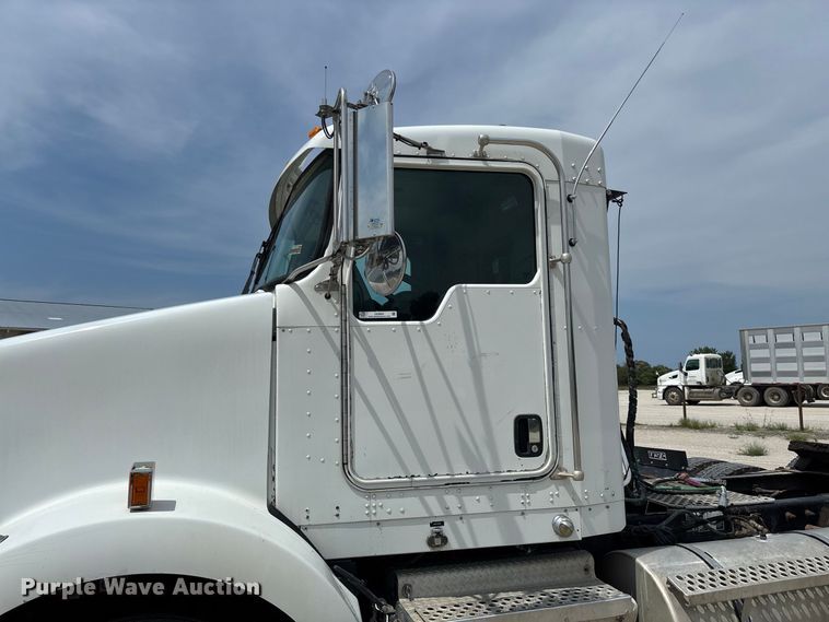 image for item DZ4604 2012 Kenworth T800 semi truck