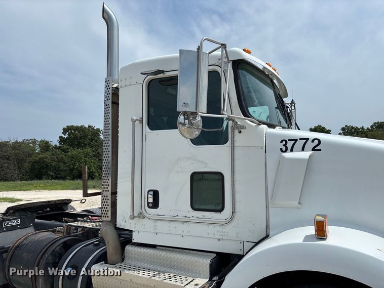 image for item DZ4604 2012 Kenworth T800 semi truck