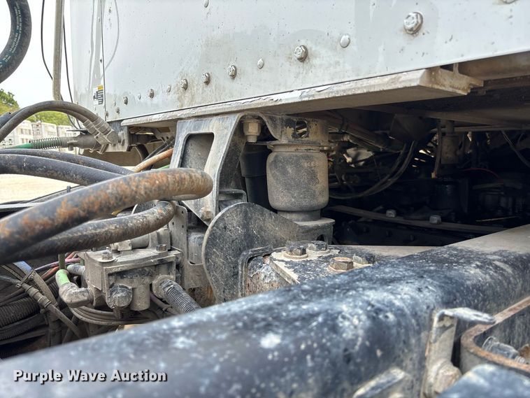 image for item DZ4604 2012 Kenworth T800 semi truck