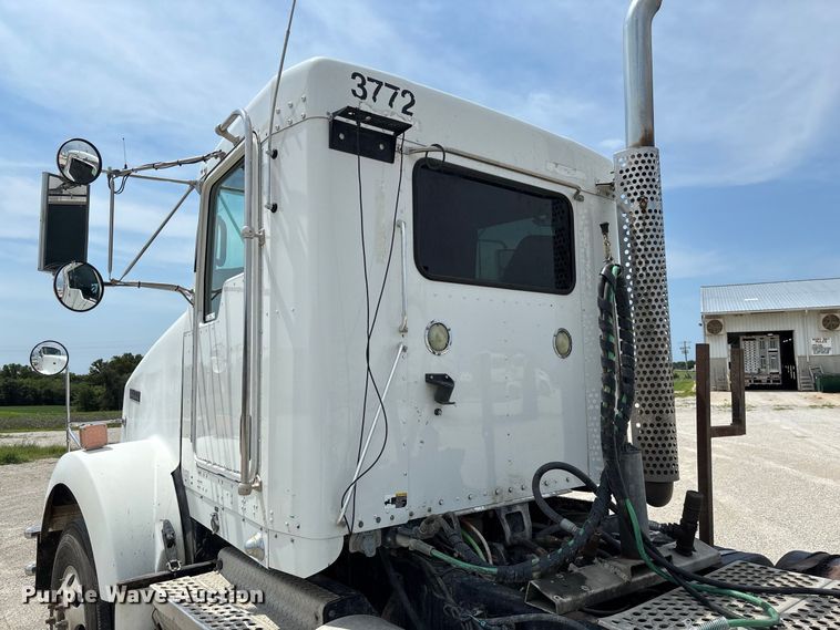 image for item DZ4604 2012 Kenworth T800 semi truck