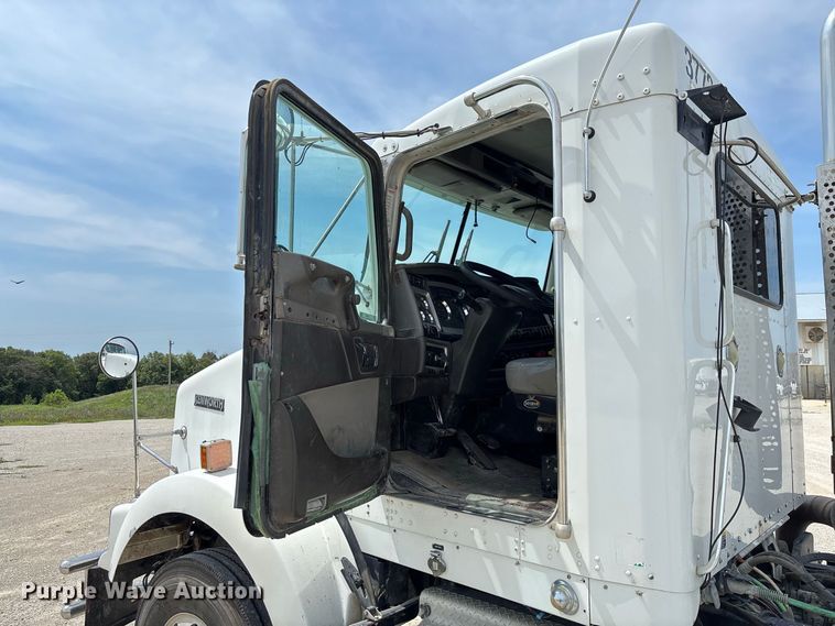 image for item DZ4604 2012 Kenworth T800 semi truck