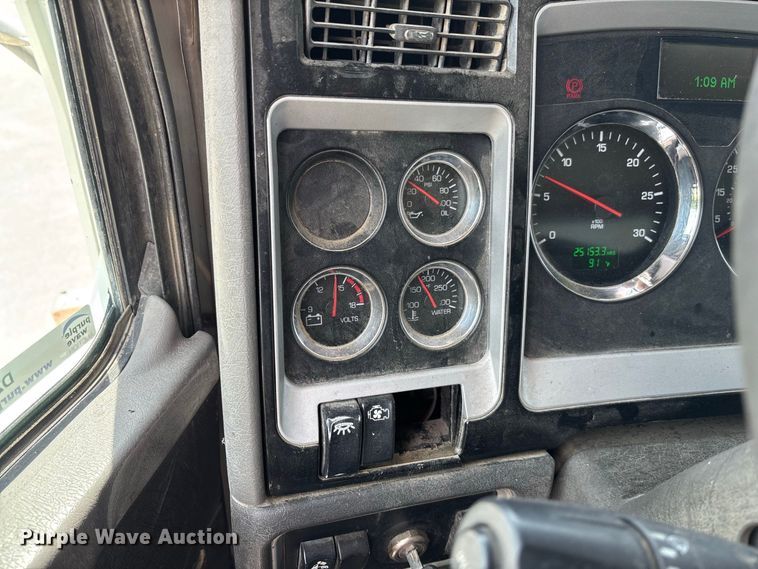 image for item DZ4604 2012 Kenworth T800 semi truck