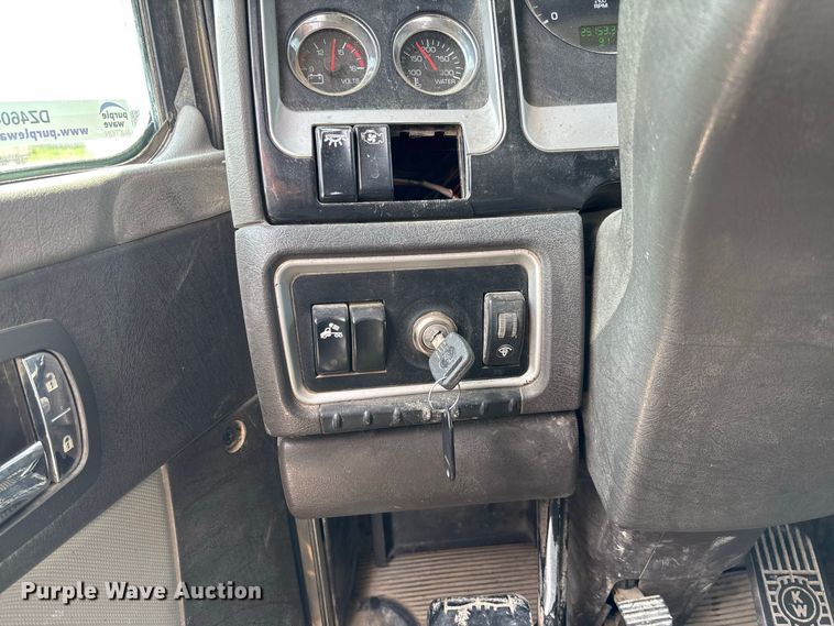 image for item DZ4604 2012 Kenworth T800 semi truck