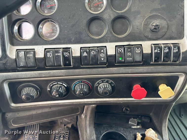 image for item DZ4604 2012 Kenworth T800 semi truck