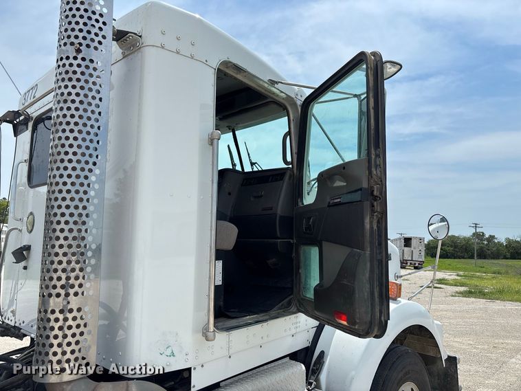 image for item DZ4604 2012 Kenworth T800 semi truck