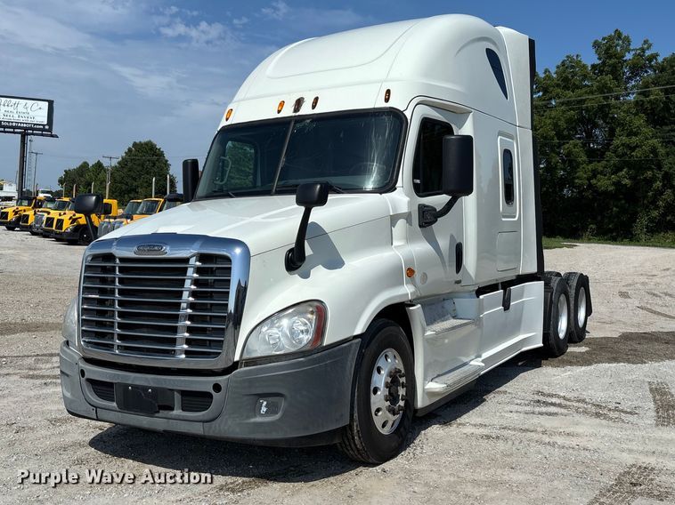 2015 Freightliner Cascadia semi truck