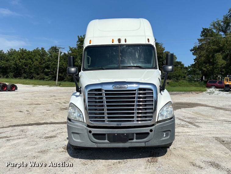 image for item DZ4620 2015 Freightliner Cascadia semi truck