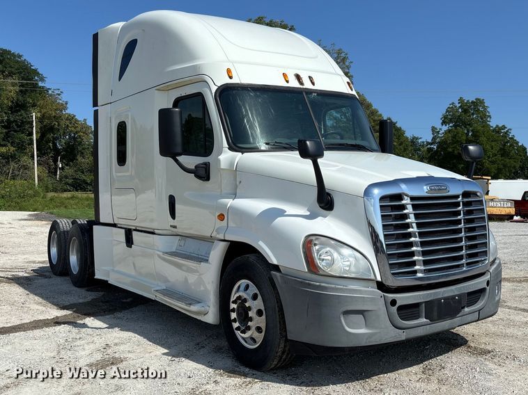 image for item DZ4620 2015 Freightliner Cascadia semi truck