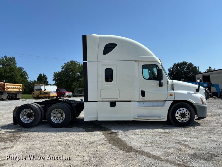 image for item DZ4620 2015 Freightliner Cascadia semi truck