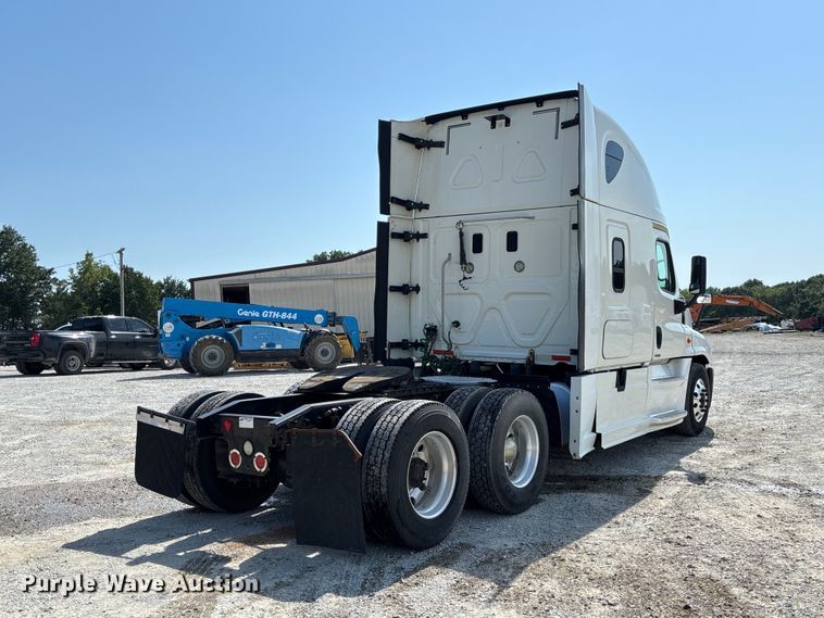 image for item DZ4620 2015 Freightliner Cascadia semi truck