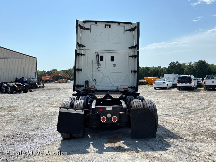 image for item DZ4620 2015 Freightliner Cascadia semi truck