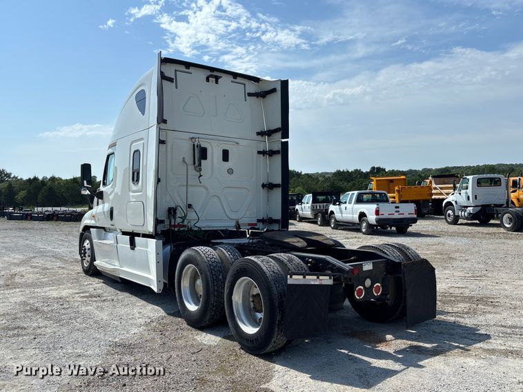 image for item DZ4620 2015 Freightliner Cascadia semi truck