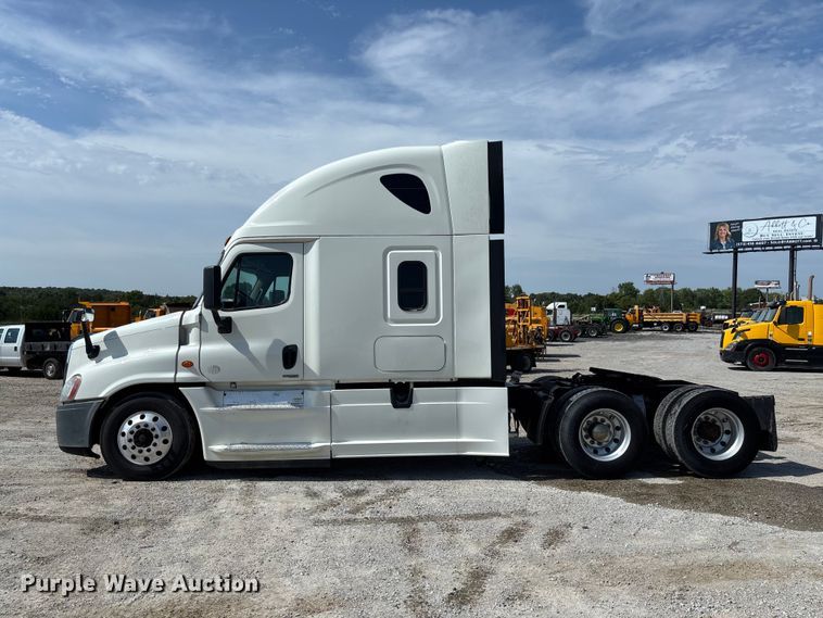 image for item DZ4620 2015 Freightliner Cascadia semi truck