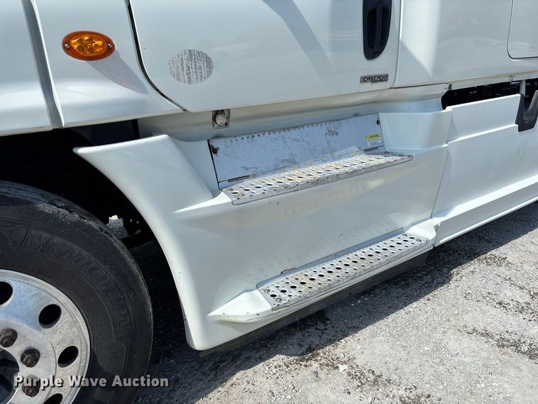 image for item DZ4620 2015 Freightliner Cascadia semi truck