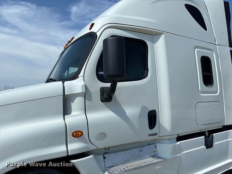 image for item DZ4620 2015 Freightliner Cascadia semi truck