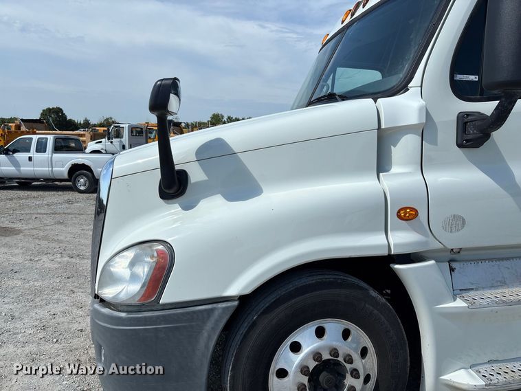 image for item DZ4620 2015 Freightliner Cascadia semi truck