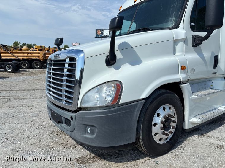 image for item DZ4620 2015 Freightliner Cascadia semi truck