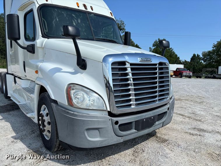 image for item DZ4620 2015 Freightliner Cascadia semi truck