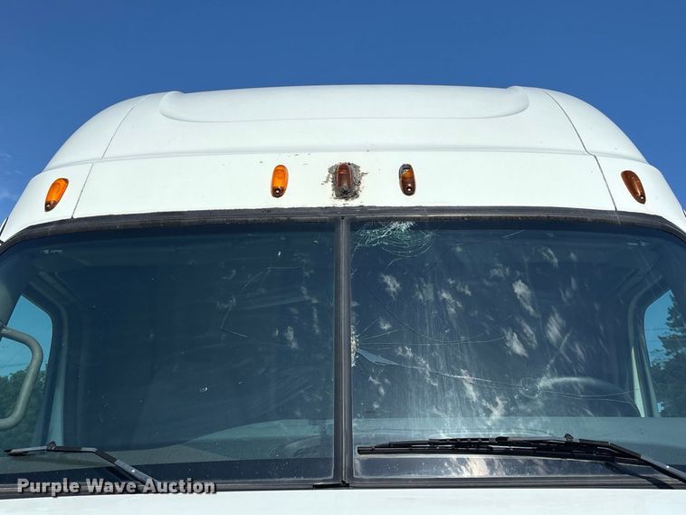 image for item DZ4620 2015 Freightliner Cascadia semi truck