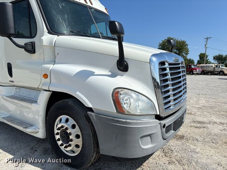 image for item DZ4620 2015 Freightliner Cascadia semi truck